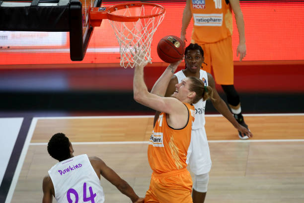 突破对方防 突破对方防